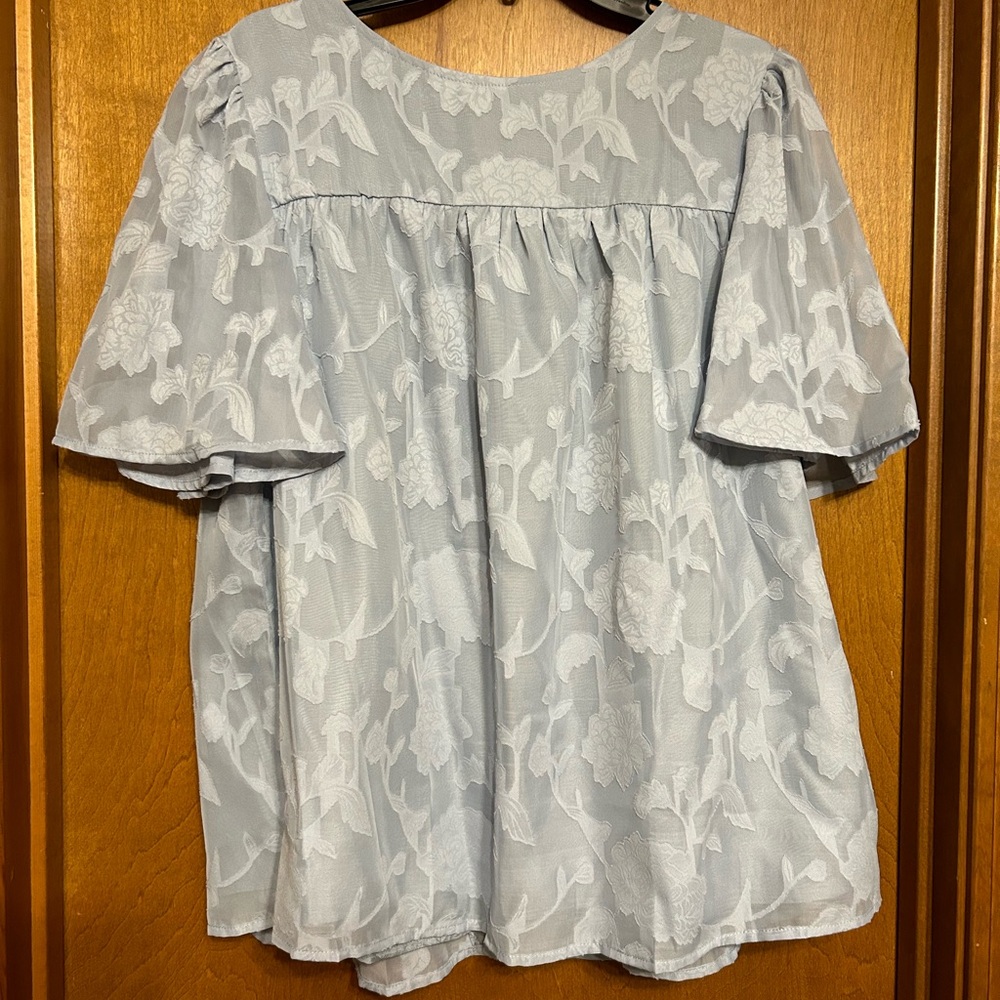 Like new! Light blue floral short sleeve blouse with lining size L
